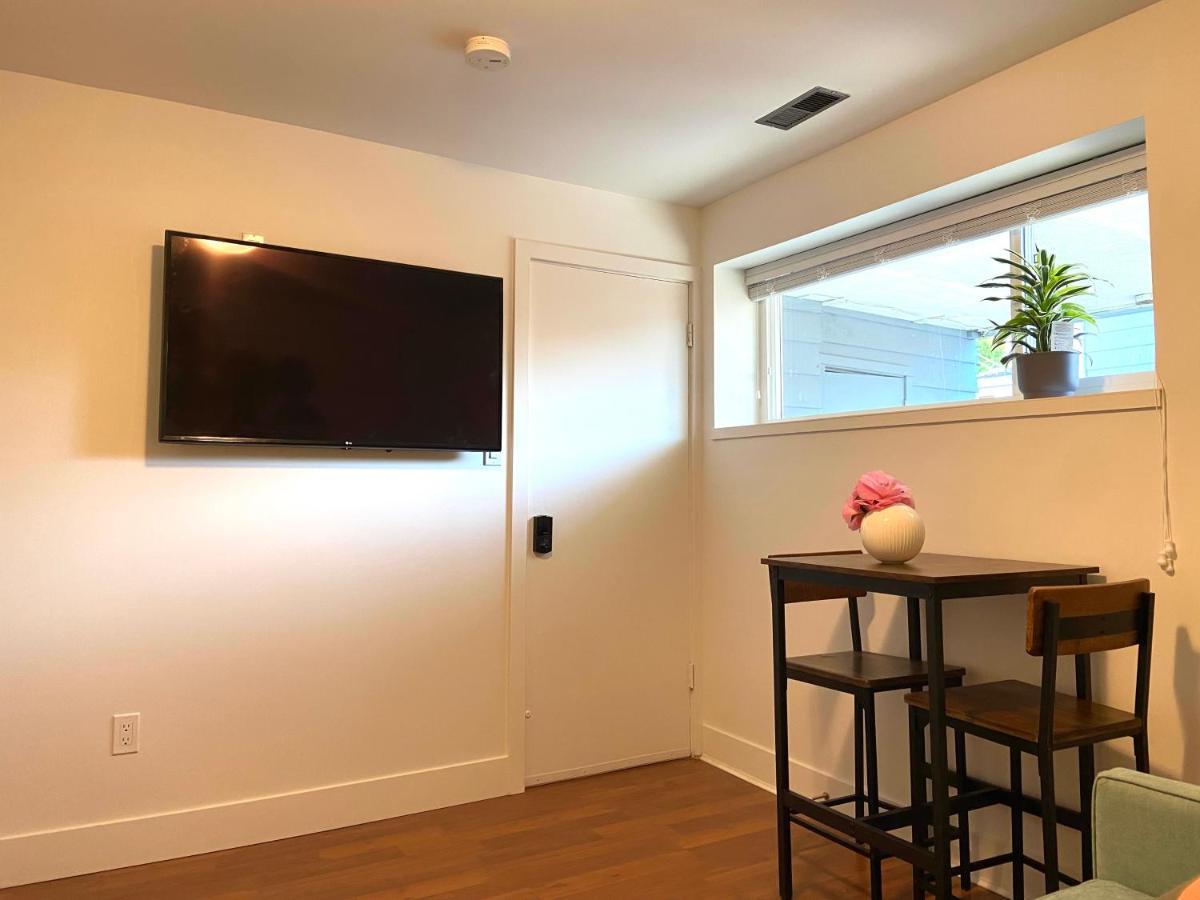 Newly Renovated Walkout Basement In Vancouver With Separate Entrance 外观 照片